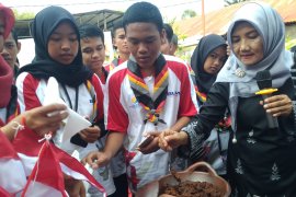 Begini keseruan siswa mengenal nusantara Kalsel belajar memasak rendang (video)