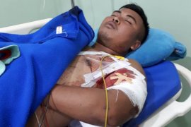 Jenazah Pratu Sirwandi dievakuasi ke kampungnya di Lombok