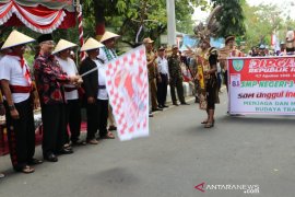 Ribuan peserta meriahkan karnaval pembangunan dan pawai mobil hias HSS