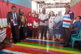 Bupati Asmat serahkan hadiah perlombaan HUT RI di Pasar Dolog