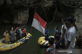 Anak-anak di HST ini kibarkan merah putih di dalam Gua
