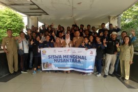 Peserta SMN Kalteng donasikan buku ke Perpustakaan  Daerah Sumsel