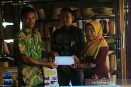 Bank Kalsel teken MoU dengan perajin eceng gondok