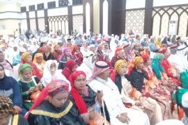 Jemaah haji pria asal Kabupaten Sinjai kenakan jubah Raja Arab
