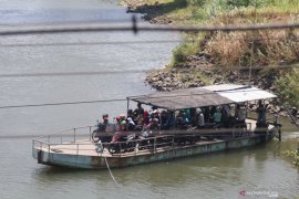 Perahu penyeberangan Sungai Brantas