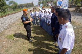 KAI larang warga "bermain" di jalur perlintasan kereta