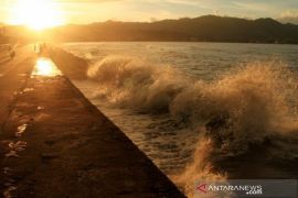 Waspadai gelombang tinggi hingga empat meter di Indonesia