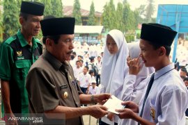 Setengah miliar lebih, Bupati Sijunjung serahkan kepada siswa berprestasi