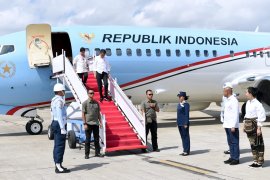 Presiden tinjau tambak garam, pelabuhan dan bagikan sertifikat