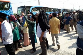 Jamaah haji rombongan pertama tiba di Garut