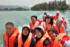 Peserta SMN Sulsel berwisata di Teluk Youtefa