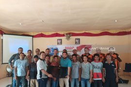 Tim Jelajah Rantau Bertuah berbagi Bubu Ketam dengan Nelayan
