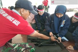 Peserta SMN asal Babel bongkar pasang senjata di Lanud Haluoleo