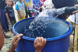 Desa Halaban sejak tahun 1980  krisis air bersih