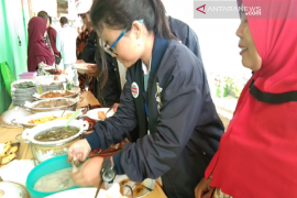 SMN Babel menikmati makanan khas Sultra