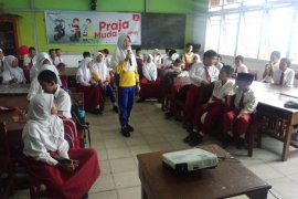 Satlantas - Astra Motor perkenalkan rambu lalu lintas di SDN 034 Pontianak Kota