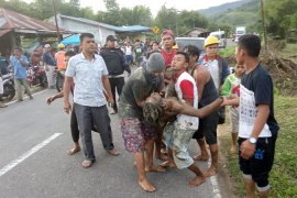 Empat pekerja pemasangan tiang telepon tersengat listrik, satu tewas