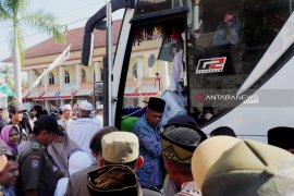 Satu orang haji asal Kabupaten OKU yang tertunda pulang tiba di Palembang