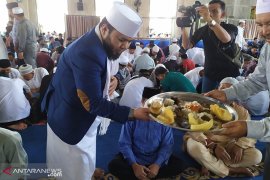 Jum'at berkah, Walikota Bengkulu sajikan ribuan nampan nasi "gulai tempoyak"