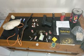 Polres Magetan tangkap seorang pria bawa senjata tajam dan bom rakitan