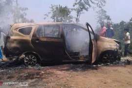 Polisi Sukabumi menyelidiki penemuan dua mayat terbakar dalam minibus