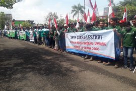 Ratusan pekerja Tabalong tolak revisi UU ketenagakerjaan
