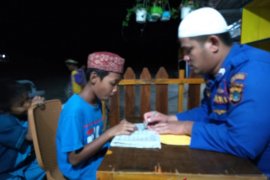 Personel Satpolair Bangka Barat ajari anak pesisir mengaji