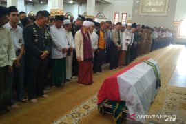 Ketua MUI Cianjur memimpin shalat jenazah Ipda Erwin