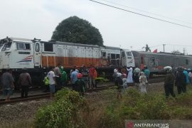 Perjalanan kereta terhenti sementara akibat kecelakaan kereta tabrak bus