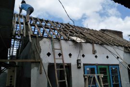 Disperkim melaksanakan perbaikan rumah korban gempa melalui RTLH
