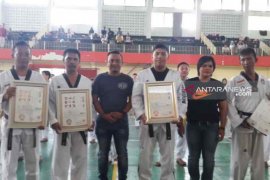 Bobby OZ serahkan sertifikat DAN IV Kukiwon