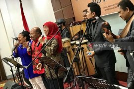 Wujud damai, Khofifah dan Lukas Enembe berduet nyanyikan lagu Papua