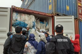 KLHK periksa ratusan kontainer plastik impor dicurigai limbah B3