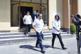 Polisi mencegah wartawan liput pemeriksaan pungli rutan di Polda NTB