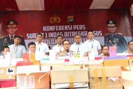 Seludupkan ribuan ponsel berbagai merek asal China, empat orang ini diciduk polisi