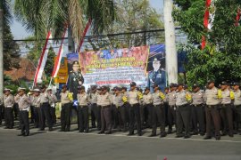 Tekan kecelakaan, polisi tilang pengendara yang gunakan telepon seluler