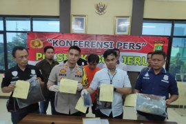 Suami tusuk istri hingga tewas akibat cekcok soal status Facebook