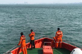 Besok pencarian dua korban terapung di Selat Singapura dilanjutkan