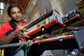 Miniatur bus dijual hingga belasan juta rupiah di Tulungagung
