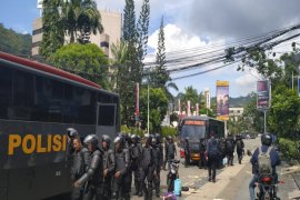 Aparat kerahkan truk angkut pendemo yang bermalam dikantor Gubernur