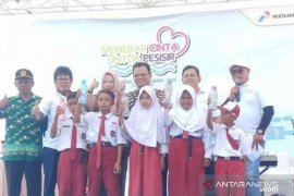 Muara Gembong deklarasikan penggunaan "tumbler" di sekolah tekan sampah plastik