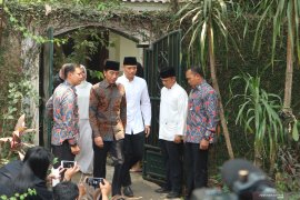 Presiden Jokowi melayat ke Puri Cikeas Bogor