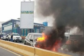 Mobil terbakar seorang bayi selamat