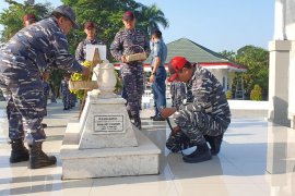 Kru KRI Hasan Basri (382) ziarah ke makam Brigjen TNI (Purn) H Hasan Basri