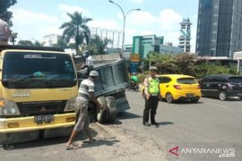 VIDEO - Beban terlalu berat, truk ini ambruk di tengah jalan