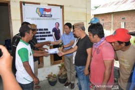 Kemenkumham-IKA PIMNAS LAN RI memberi modal usaha korban banjir