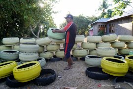 Industri kreatif Pentadio Barat ciptakan tong sampah dari ban bekas
