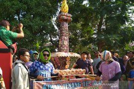 Tarian Papua meriahkan kirab "tebokan" di Kudus