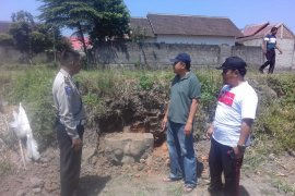 Batu mirip arca ditemukan di Blitar