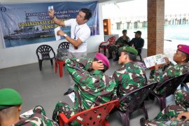 Tim Ekspedisi BI sosialisasi keaslian uang rupiah kepada TNI di Pulau Berhala